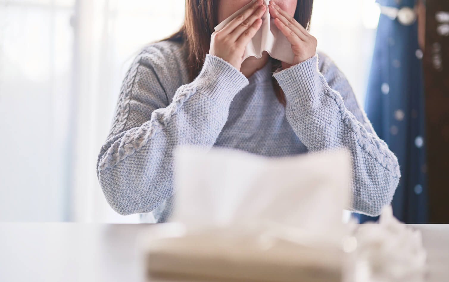 イメージ：鼻をかむ女性